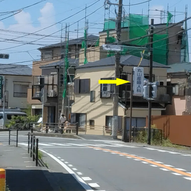 逗子方面の最初の信号を右折する場所
